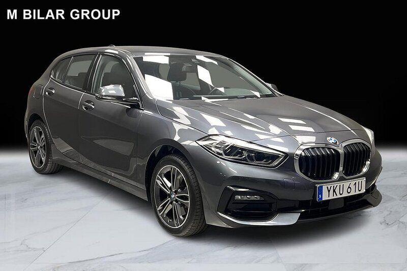 Grå Begagnad 2021 BMW 118 Sport Line Halvkombi | 239 000 kr (Marknadspris) - Bild 1/4
