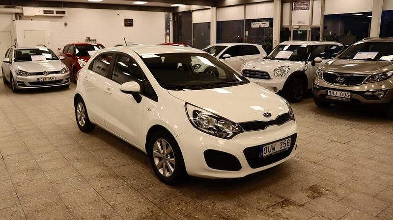 Vit Begagnad 2012 Kia Rio Halvkombi | 59 900 kr (Marknadspris) - Bild 1/4