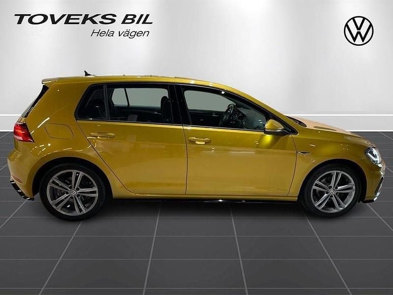 Begagnad VW Golf VII R-line Plus 110 HK (80 kW) 2018 Kurkuma yellow metallic
