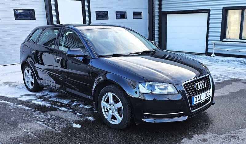 Svart Begagnad 2013 Audi A3 Sportback Attraction Halvkombi | 89 900 kr (Marknadspris) - Bild 1/4