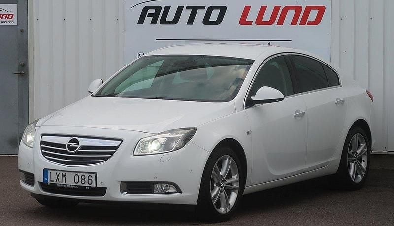 Vit Begagnad 2011 Opel Insignia Cosmo Sedan | 59 900 kr (Lite dyr) - Bild 1/4