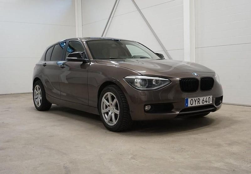 Brun (sparkling bronze metallic) Begagnad 2013 BMW 120 Halvkombi | 129 900 kr (Marknadspris) - Bild 1/4