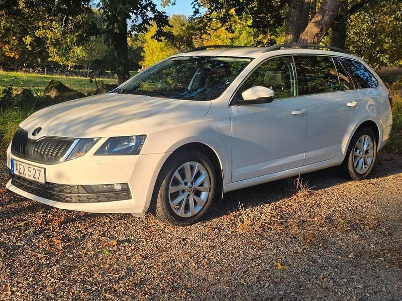 Vit Begagnad 2018 Skoda Octavia Ambition Kombi | 134 800 kr (Marknadspris) - Bild 1/4