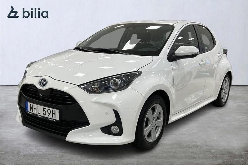 Vit Begagnad 2023 Toyota Yaris Hybrid Active Halvkombi | 219 900 kr (Marknadspris) - Bild 1/3