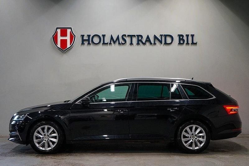 Svart Begagnad 2023 Skoda Superb Business Line Kombi | 339 900 kr (Bra pris) - Bild 1/4