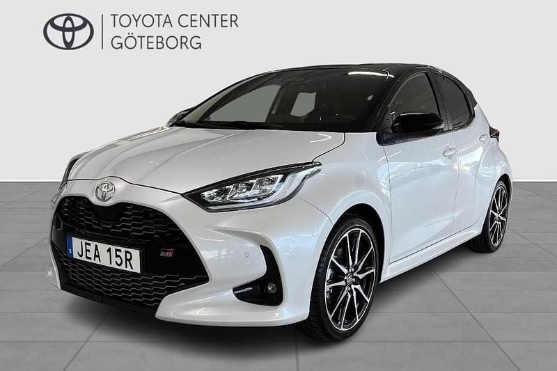 Vit Ny 2025 Toyota Yaris Hybrid Sport Halvkombi | 329 900 kr (Lite dyr) - Bild 1/3