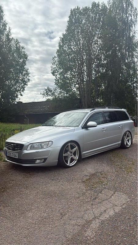 Silver Begagnad 2015 Volvo V70 Kombi | 100 000 kr (Marknadspris) - Bild 1/2