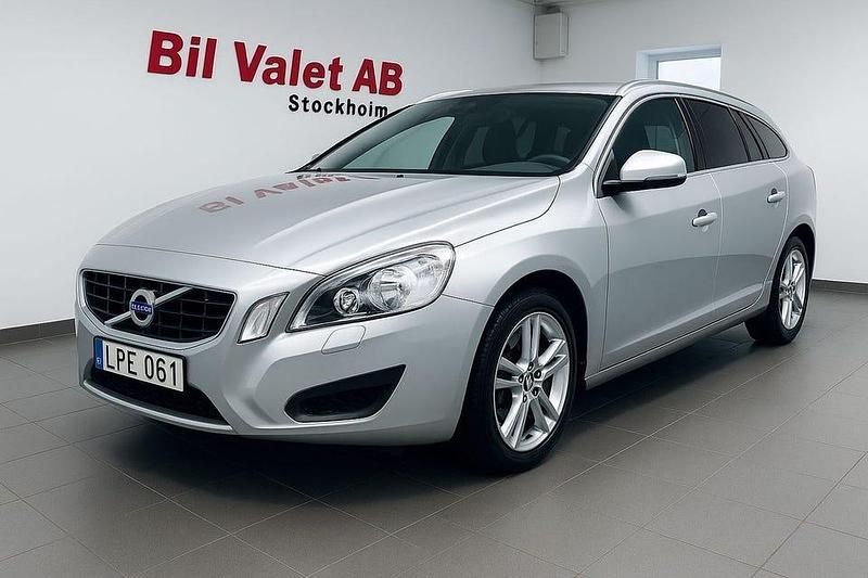 Ljusgrå (grå) Begagnad 2011 Volvo V60 Momentum Kombi | 109 900 kr (Marknadspris) - Bild 1/4