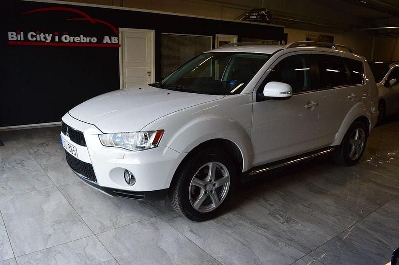 Vit Begagnad 2010 Mitsubishi Outlander SUV | 94 900 kr - Bild 1/4