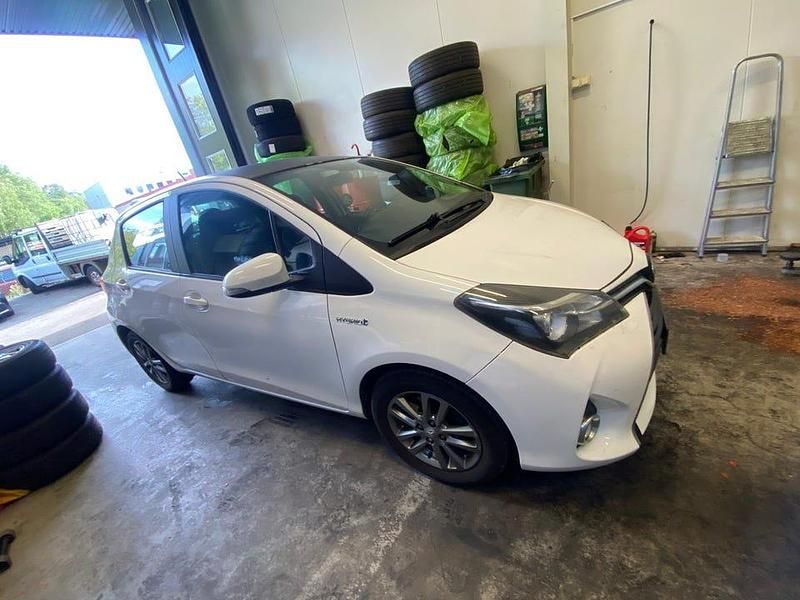 Begagnad Toyota Yaris Hybrid 101 HK (74 kW) 2014