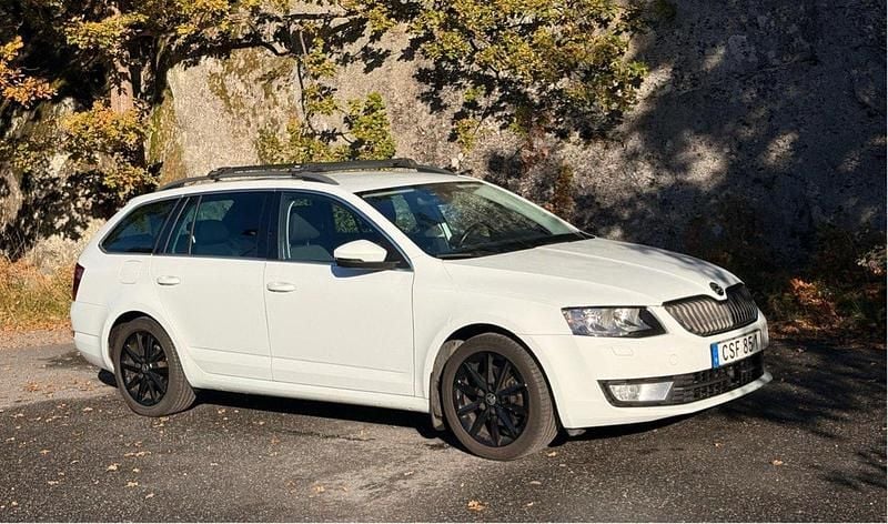 Vit Begagnad 2016 Skoda Octavia Ambition Kombi | 98 000 kr - Bild 1/4