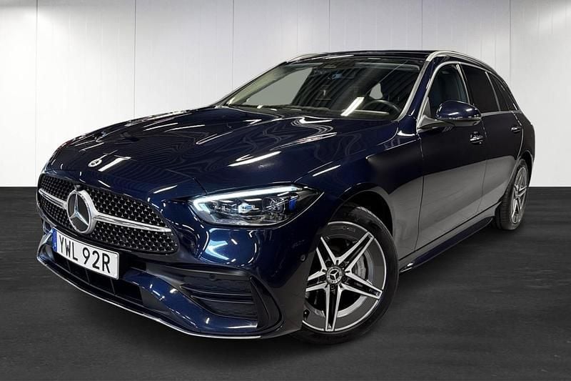 Mörkblå (blue) Begagnad 2022 Mercedes C300e AMG Kombi | 439 900 kr (Dyr) - Bild 1/4