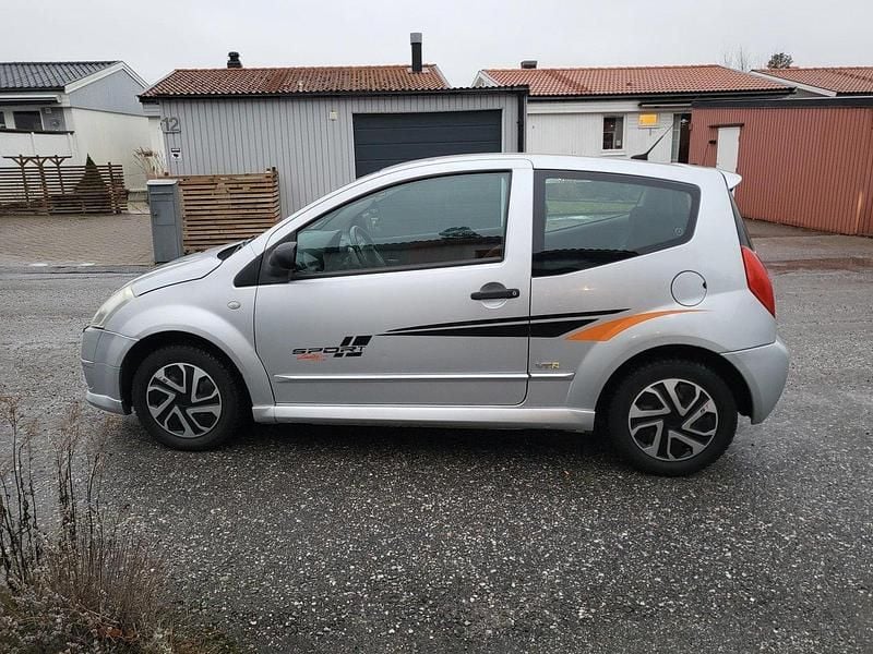 Silver Begagnad 2004 Citroën C2 Halvkombi | 20 000 kr (Marknadspris) - Bild 1/4