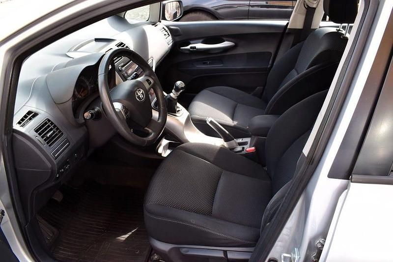 Begagnad Toyota Auris Plus 132 HK (97 kW) 2012 Silver Halvkombi