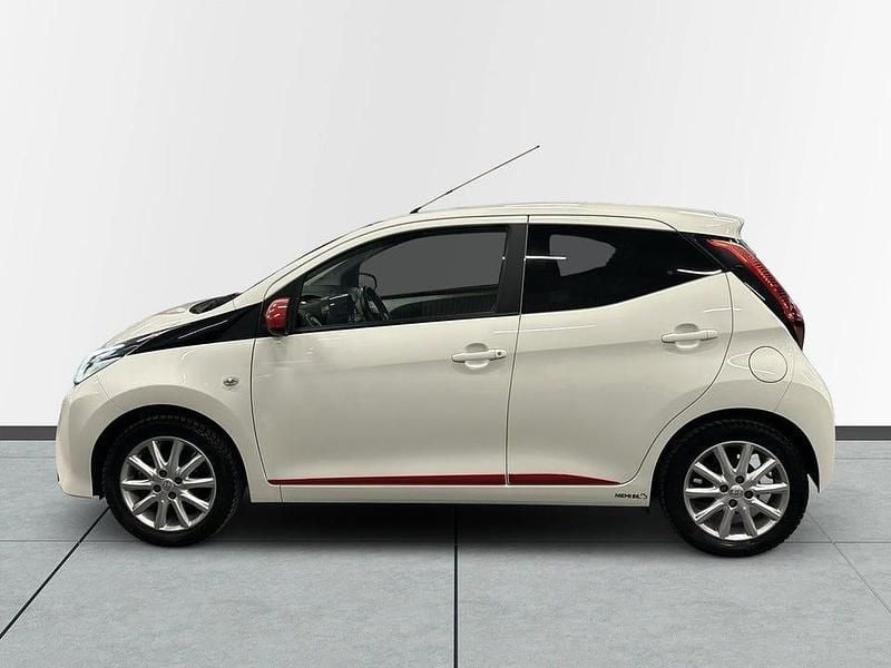 Begagnad Toyota Aygo X-play 72 HK (52 kW) 2018 Vit Halvkombi