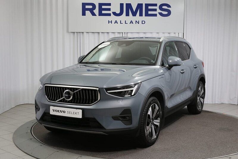 Grå Begagnad 2022 Volvo XC40 Plus SUV | 389 500 kr (Marknadspris) - Bild 1/4