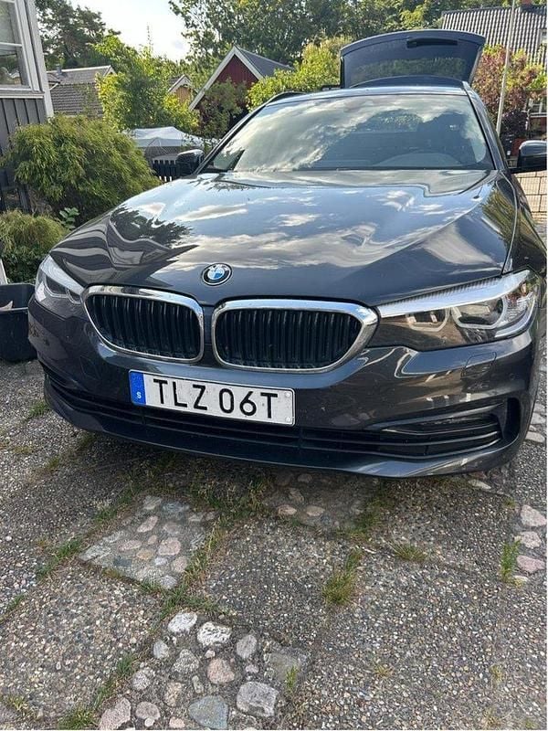 Grå Begagnad 2019 BMW 520 Sport Line Kombi | 250 000 kr (Bra pris) - Bild 1/4