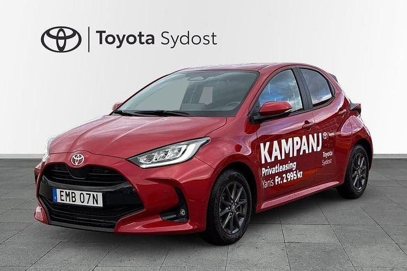 Röd Begagnad 2025 Toyota Yaris Hybrid Active | 259 800 kr (Superpris) - Bild 1/3