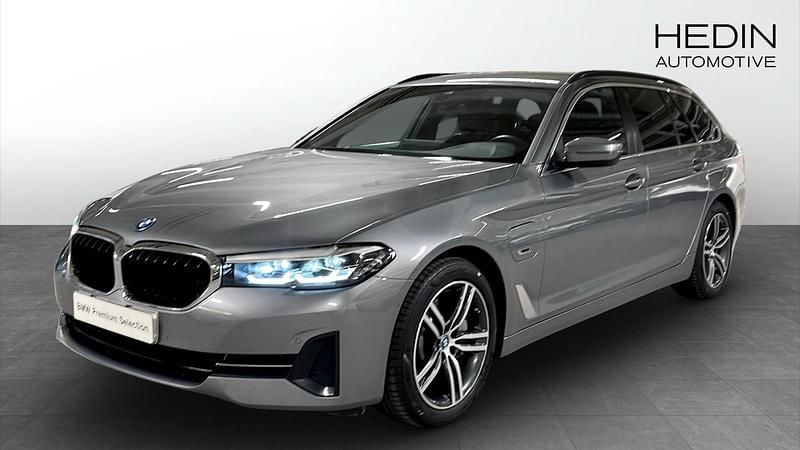 Grå (grey) Begagnad 2022 BMW 530e Sport Line Kombi | 388 700 kr (Bra pris) - Bild 1/4