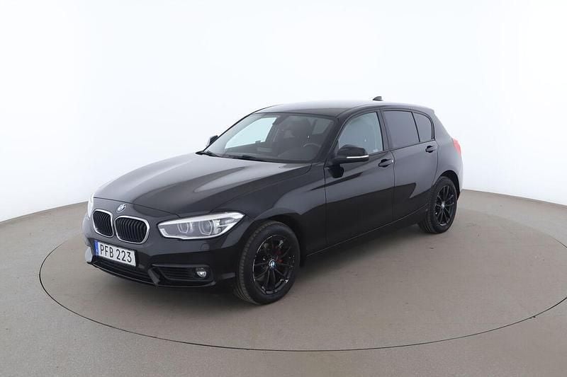 Svart Begagnad 2017 BMW 120 Advantage Halvkombi | 162 000 kr (Marknadspris) - Bild 1/3