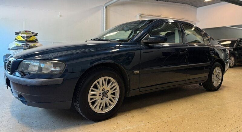 Mörkblå Begagnad 2003 Volvo S60 Sedan | 29 900 kr (Marknadspris) - Bild 1/4