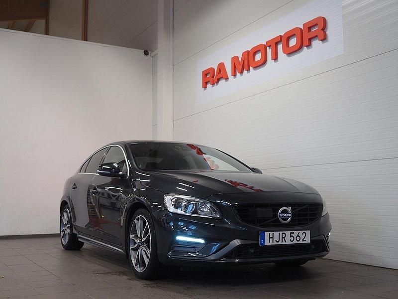 Grå (grå metallic) Begagnad 2015 Volvo S60 R-Design Sedan | 174 900 kr (Lite dyr) - Bild 1/3