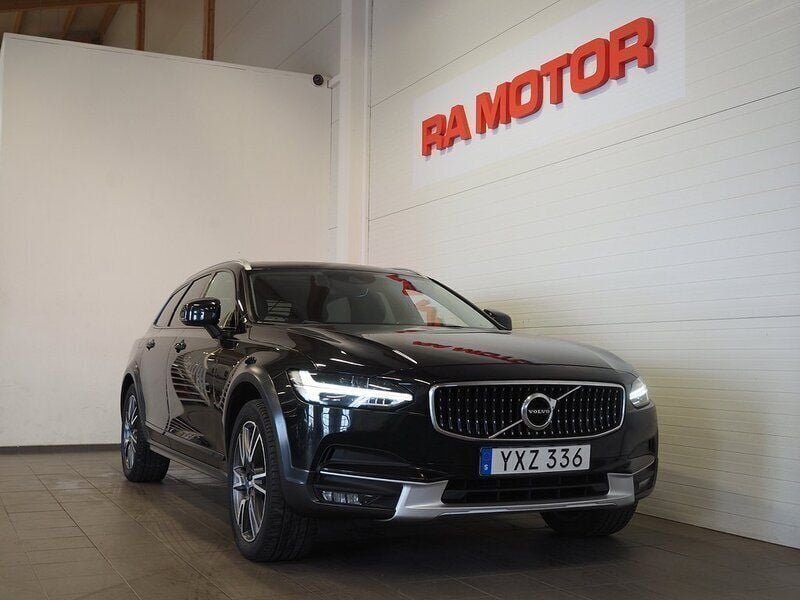 Svart Begagnad 2017 Volvo V90 CC Inscription Kombi | 309 900 kr (Marknadspris) - Bild 1/3