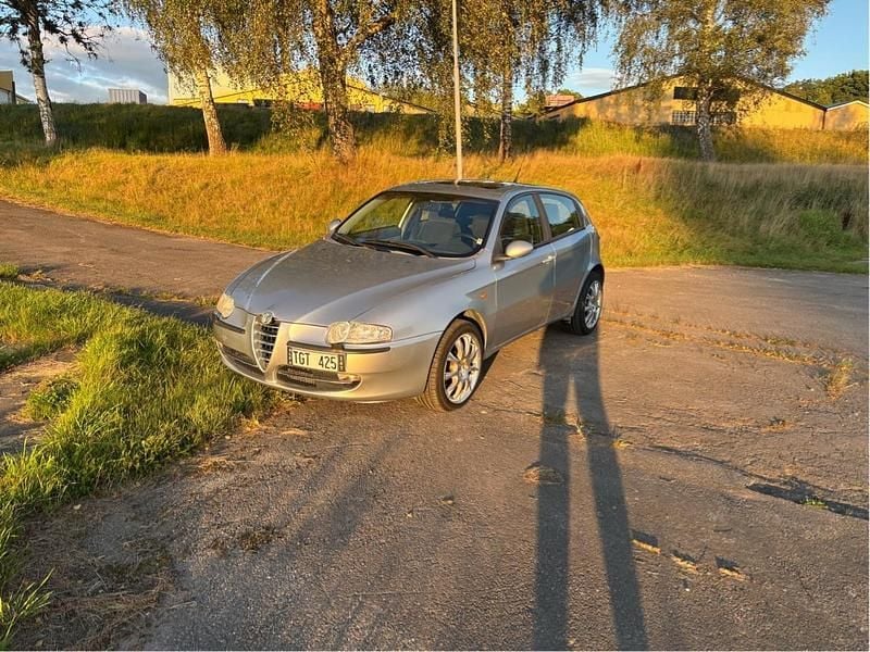 Grå Begagnad 2002 Alfa Romeo 147 Distinctive Halvkombi | 13 900 kr - Bild 1/4