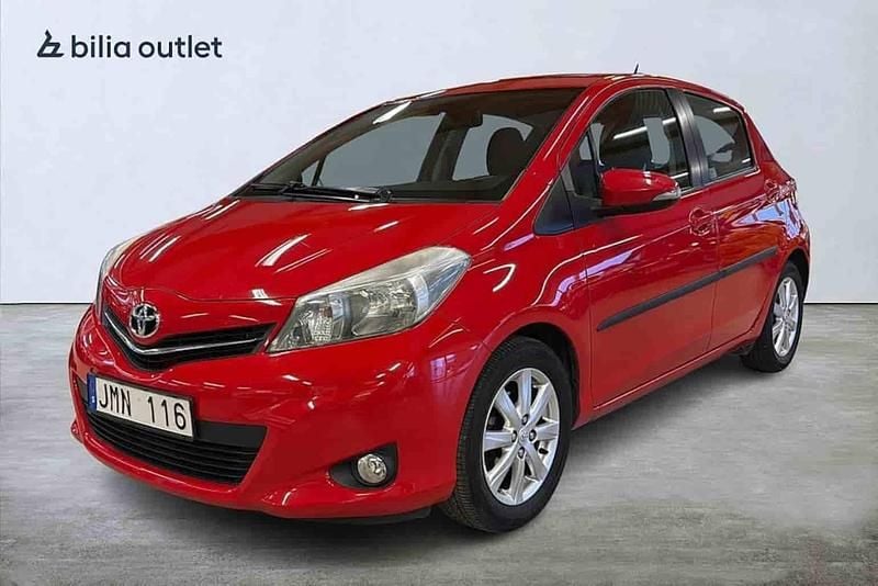 Röd Begagnad 2013 Toyota Yaris Halvkombi | 119 900 kr (Marknadspris) - Bild 1/1