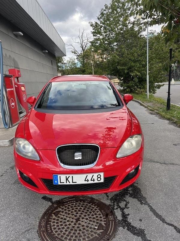 Röd Begagnad 2011 Seat Leon Style Halvkombi | 70 000 kr (Marknadspris) - Bild 1/4