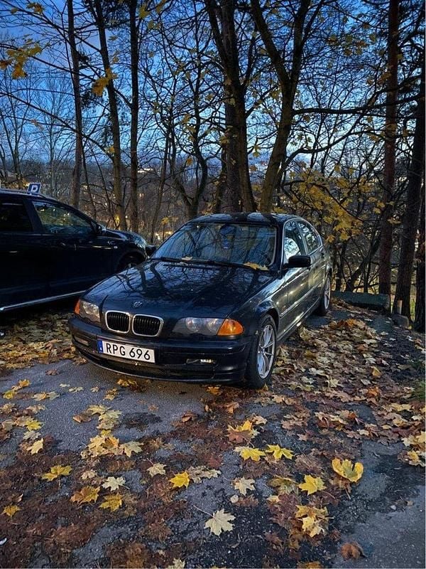 Svart Begagnad 2000 BMW 320 Sedan | 27 000 kr (Superpris) - Bild 1/3