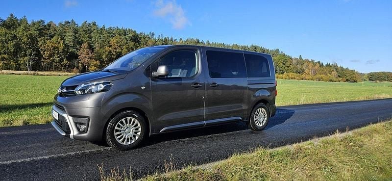 Grå Begagnad 2017 Toyota Proace Verso Kombi | 159 000 kr (Bra pris) - Bild 1/4