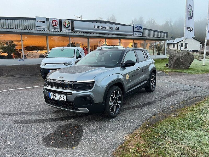Grå Begagnad 2023 Jeep Avenger EV Summit SUV | 379 900 kr - Bild 1/4