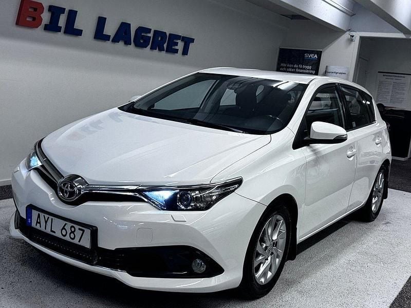 Vit Begagnad 2015 Toyota Auris Active Halvkombi | 94 900 kr (Marknadspris) - Bild 1/4
