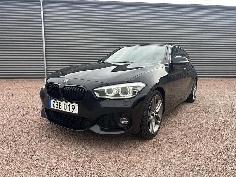 Svart Begagnad 2018 BMW 118 M Sport Halvkombi | 164 900 kr (Marknadspris) - Bild 1/4