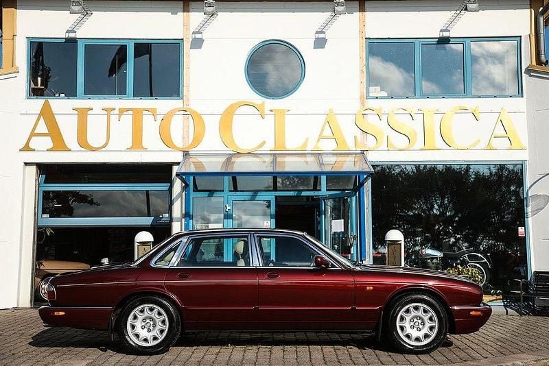 Röd metallic Begagnad 1998 Jaguar XJ8 Sovereign Sedan | 105 000 kr - Bild 1/4