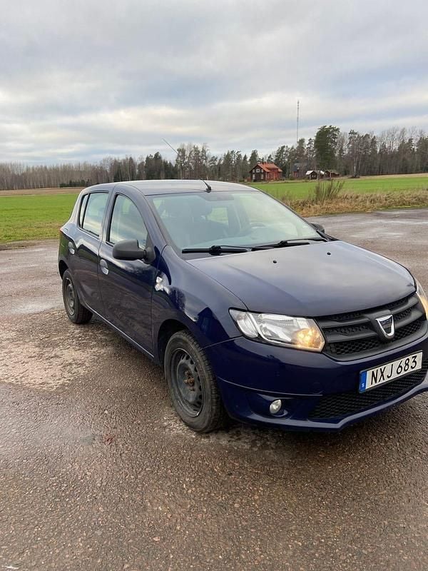Blå Begagnad 2014 Dacia Sandero Halvkombi | 22 000 kr - Bild 1/4