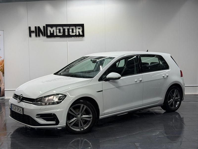 Vit Begagnad 2018 VW Golf VII R-line Halvkombi | 129 900 kr (Bra pris) - Bild 1/4