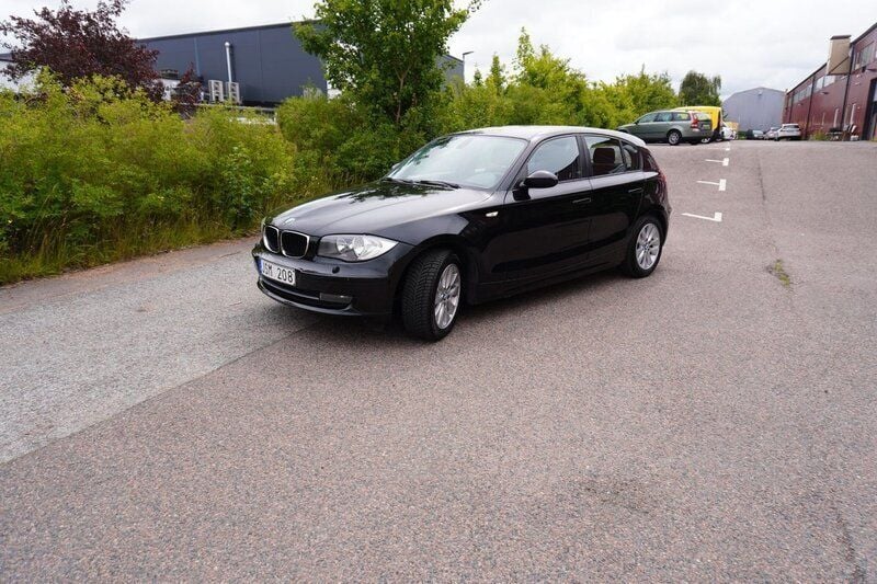 Svart Begagnad 2009 BMW 118 Advantage Halvkombi | 69 900 kr (Marknadspris) - Bild 1/4