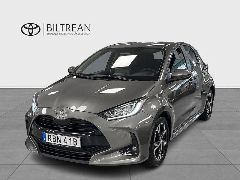 Grön Begagnad 2024 Toyota Yaris Hybrid Active Halvkombi | 269 000 kr (Lite dyr) - Bild 1/4