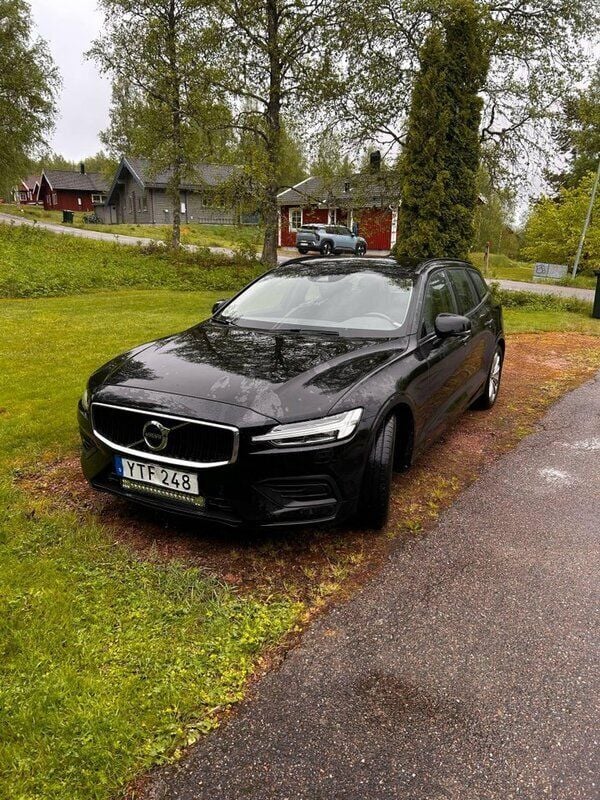 Svart Begagnad 2019 Volvo V60 Momentum Kombi | 195 000 kr (Bra pris) - Bild 1/4