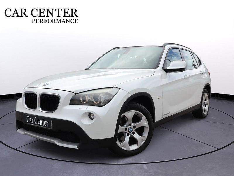 Vit Begagnad 2011 BMW X1 SUV | 59 900 kr (Dyr) - Bild 1/4