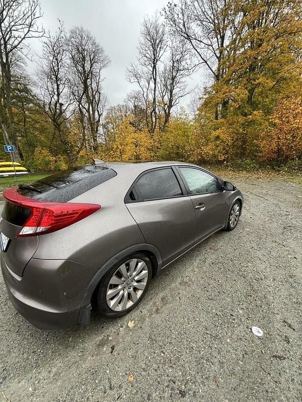 Grå Begagnad 2012 Honda Civic Halvkombi | 89 000 kr (Bra pris) - Bild 1/4