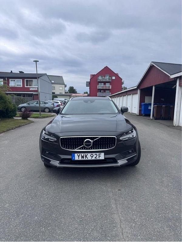Grå Begagnad 2021 Volvo V90 CC Momentum Kombi | 295 000 kr (Marknadspris) - Bild 1/4