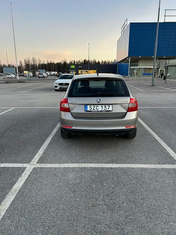 Begagnad Skoda Rapid 90 HK (66 kW) 2015 Ljusbrun Halvkombi