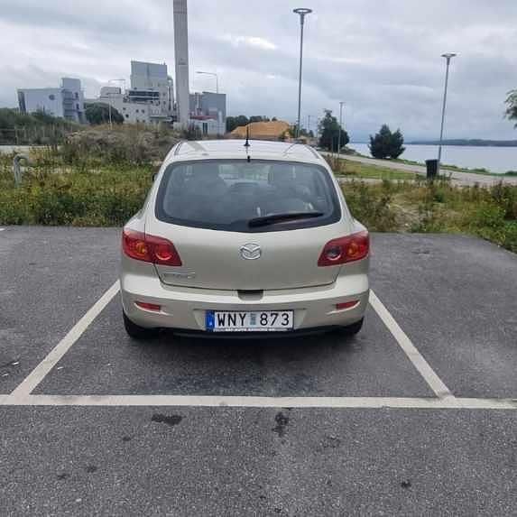 Grå Begagnad 2004 Mazda 3 Inclusive Halvkombi | 23 000 kr (Marknadspris) - Bild 1/4