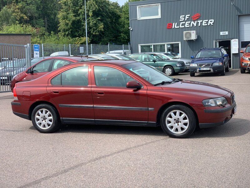 Mörkröd (röd) Begagnad 2001 Volvo S60 Business Edition Sedan | 33 900 kr (Bra pris) - Bild 1/4