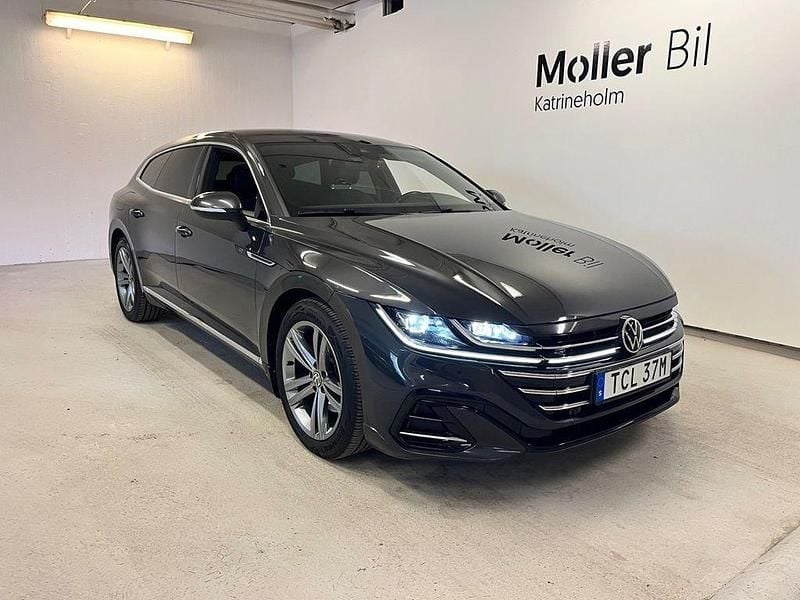 Mörkgrå (mangan grey metallic) Begagnad 2022 VW Arteon R-line Kombi | 338 500 kr (Bra pris) - Bild 1/4