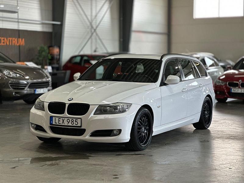 Vit Begagnad 2010 BMW 320 Kombi | 84 900 kr (Marknadspris) - Bild 1/4