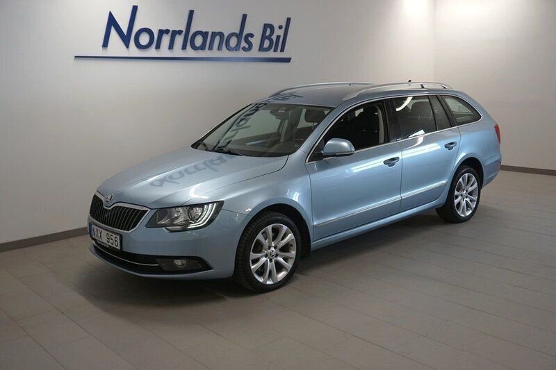 Ljusblå (blå) Begagnad 2014 Skoda Superb Kombi | 149 900 kr - Bild 1/4
